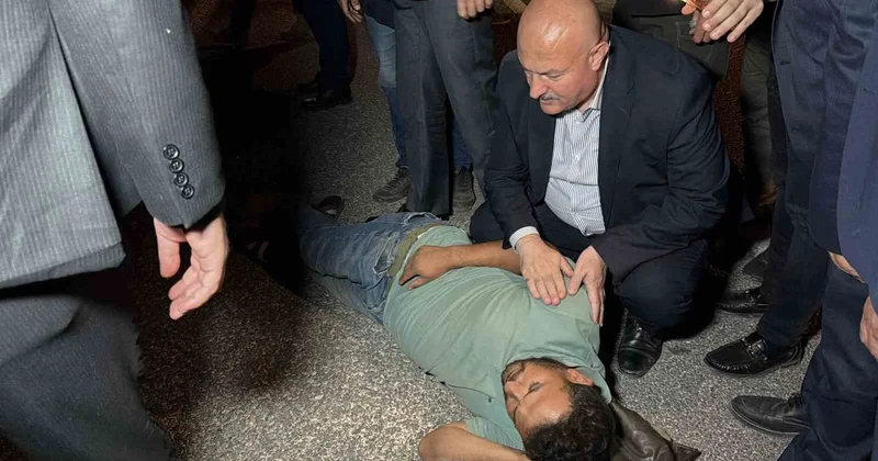Adıyaman da vali ve milletvekili kazada yaralanan yayaya ilk müdahaleyi yaptı