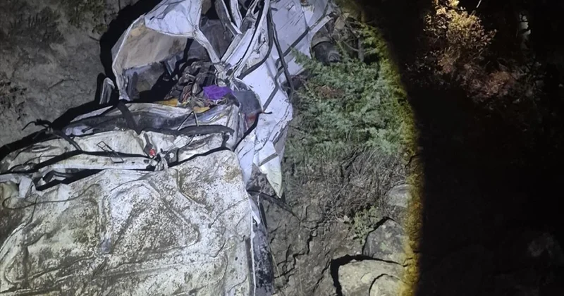 Çankırı da otomobil uçuruma yuvarlandı: 4 ölü, 1 yaralı