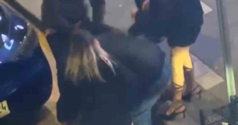 Bolu Cumhuriyet Caddesi nde gruplar arasında kavga: Taraflar birbirini yerde sürükledi