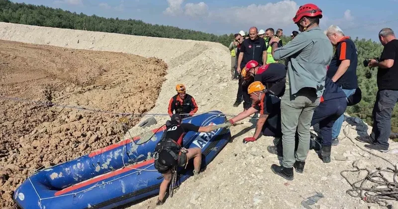 Yer: İzmir! Çamur depolama alanına düşen köpek kurtarıldı