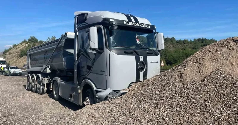 Bilecik’te tır kum yığınına çarptı: 1 yaralı