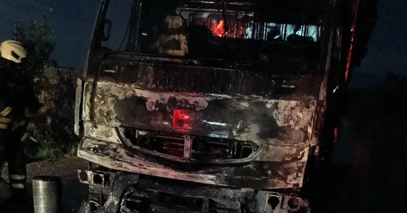 Vezirköprü’de odun yüklü kamyonda yangın çıktı