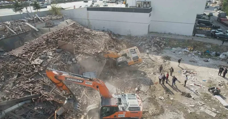 Kontrollü yıkım sırasında kepçe molozların altında kaldı