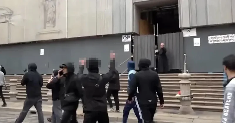 Turistleri kiliseye aldı, eylemcilere hareket çekti! Rahibin görüntüleri dikkat çekti