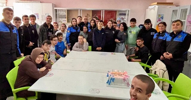 Amasya da polisten özel gereksinimli öğrencilere doğum günü sürprizi Amasya Haberleri Habertürk Yerel Haberler