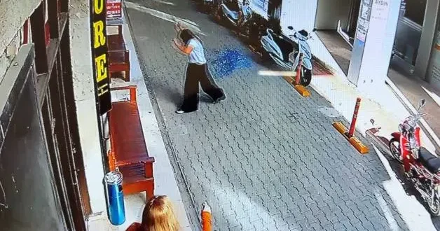 Mersin de faciadan dönüldü: Cam, sokaktaki kadının yanına düştü