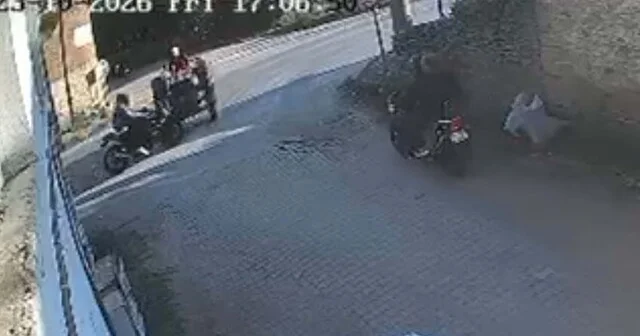 Motosiklet, traktöre ardından durağa çarptı; sürücünün ağır yaralandığı kaza kamerada İzmir Haber Habertürk Yerel Haberler