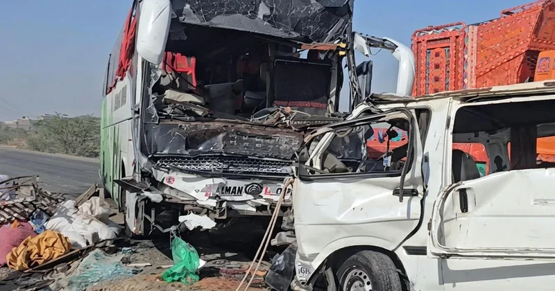 Pakistan ın Belucistan ında minibüsle çarpışan otobüste 12 kişi öldü, 22 kişi yaralandı