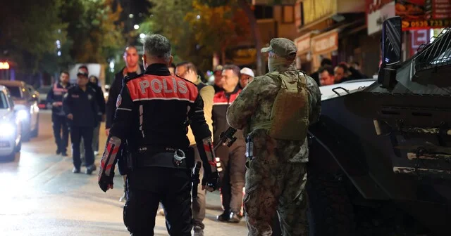 Elazığ da dev asayiş uygulaması: Eğlence mekanları, cadde ve sokaklar tek tek denetlendi Tatlıcıda görevli özel birey, sahadaki emniyet müdürünü fark edince dışarıya koşarak sarıldı Elazığ Son Dakika Haberleri Habertürk Yerel Haberler