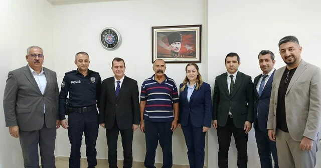 Ağın Kaymakamı Yılmaz dan teknoloji sınıfı yaptıran iş insanına plaket Elazığ Son Dakika Haberleri Habertürk Yerel Haberler