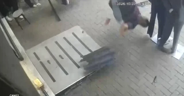 Kediyi kurtarmak isteyen eğitimci yere böyle çakıldı Korkuluklar kopunca yere düştü, hastanede hayatını kaybetti Bursa Son Dakika Haberleri Habertürk Yerel Haberler