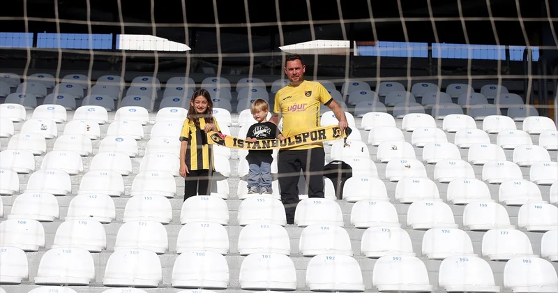 İstanbulspor un tek taraftarı Karataş, Muğla deplasmanında iki çocuğuyla tribündeydi