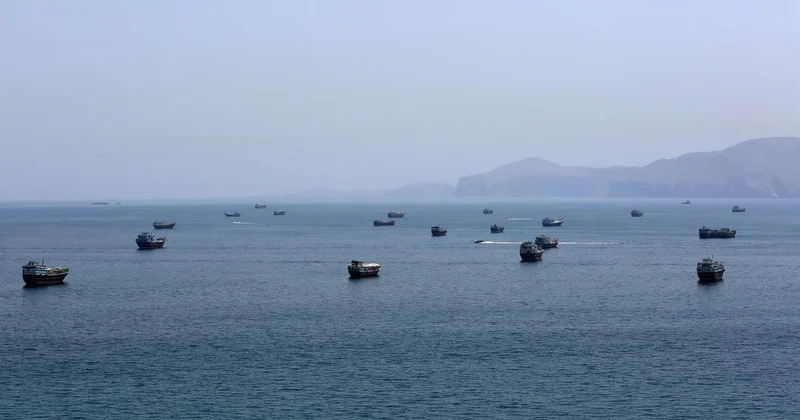 Hürmüz Boğazı nda iki süper tanker mayına çarparak patladı, personel gemileri terk etti