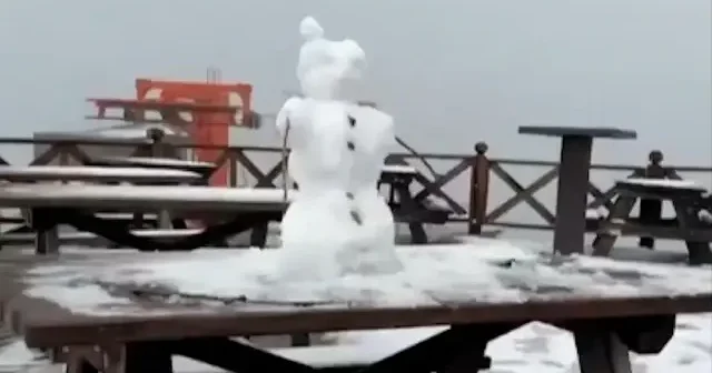 Uludağ’da sezonun ilk karı yağdı: Zirve kısa sürede beyaza büründü VİDEO İZLE