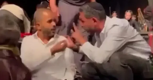 Kudüs’te çocuk tiyatrosuna baskın: İsrail zulmü miniklere uzandı VİDEO İZLE