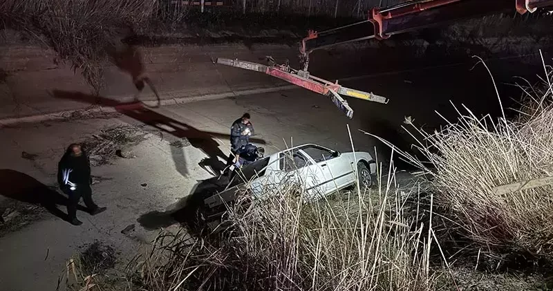 Aydın’da otomobil su kanalına devrildi: 2 yaralı