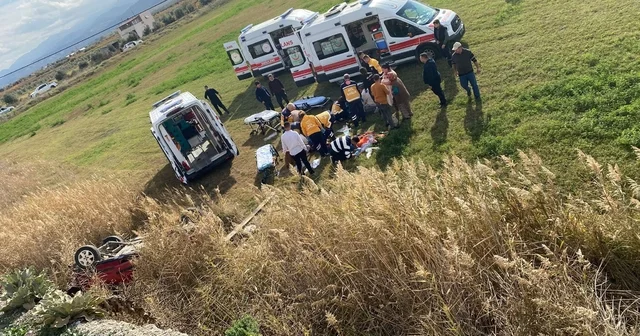 Manisa da otomobil tarlaya uçtu: 1 i bebek 5 yaralı Manisa Haberleri