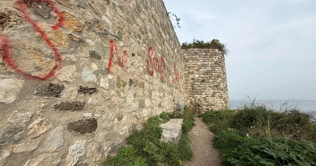 Tarihi kalenin duvarlarını sprey boyayla boyadılar Bartın Haberleri