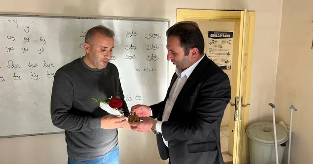 Yüksekovalı baklavacı, köy okullarındaki öğretmenlere baklava ikram edip, gül takdim etti Hakkari Haberleri