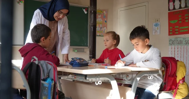 Bayburt un dağ köyünün hem öğretmeni hem gelini: Zahide öğretmen 3 öğrencisine ışık oluyor Bayburt Haberleri