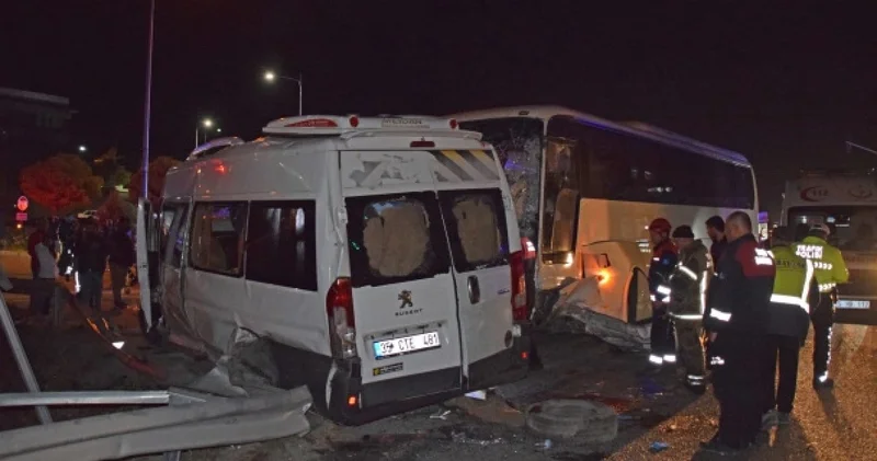 İzmir’de korkutan kaza! İşçi servisleri çarpıştı: 2’si ağır 13 yaralı