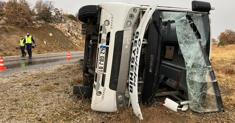 Öğrenci dolu okul servisi devrildi: Yaralılar var