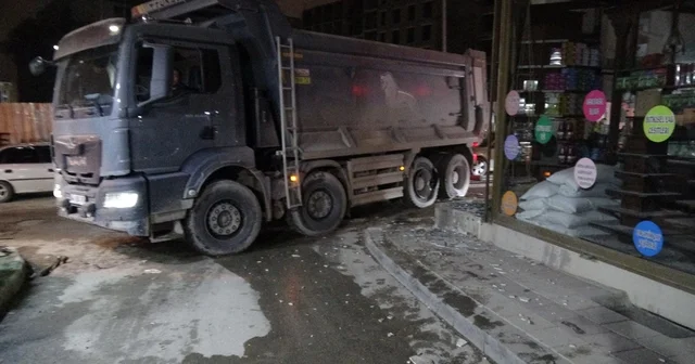 Hafriyat kamyonunun patlayan lastiği iş yerinin camlarını kırdı Malatya Haberleri