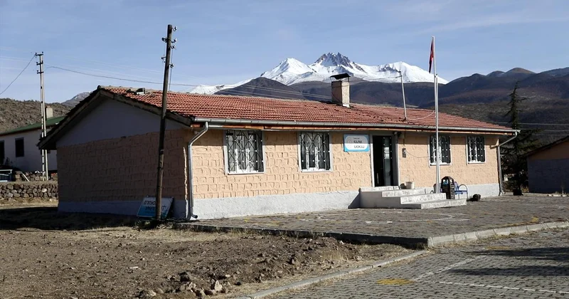 Öğrencileri için günde 150 kilometre yol gidiyorlar