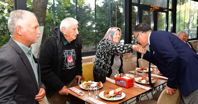 Başkan Öküzcüoğlu emekli öğretmenlerle buluştu Manisa Haberleri