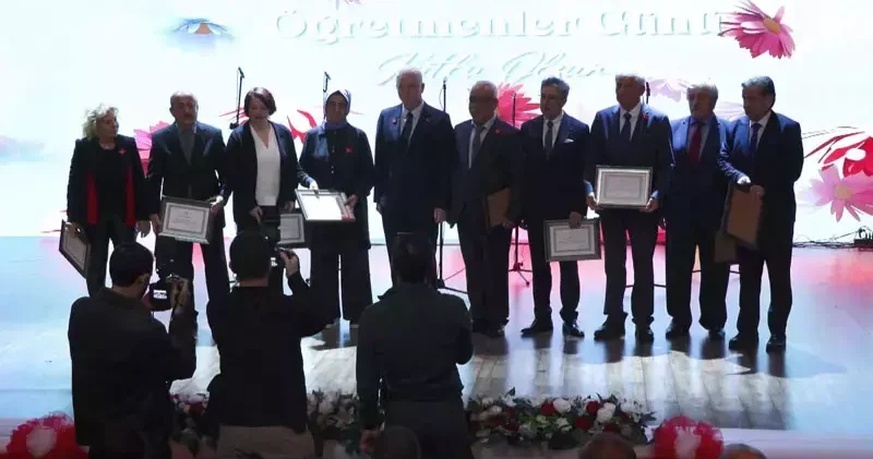 İstanbul Valisi Davut Gül Öğretmen Eserleri Sergisi ne katıldı