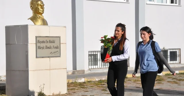 Anne ve kızından öğretmenlerine sürpriz kutlama Kars Haberleri