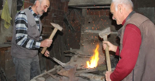Babalarından kalan ocağı söndürmüyorlar Bir asırlık demircilik mirasını kardeşler sürdürüyor Giresun Haberleri