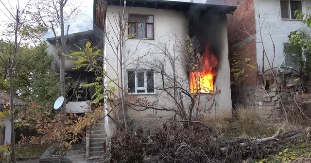 Amasya da iki katlı evde yangın: Yaşlı kadın yangını ağlayarak izledi Amasya Haberleri