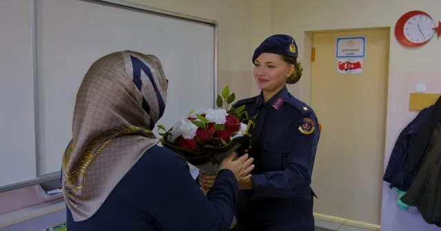 Minik Sırma büyüdü teğmen oldu: Bayburt jandarmadan duygulandıran Öğretmenler Günü mesajı Bayburt Haberleri