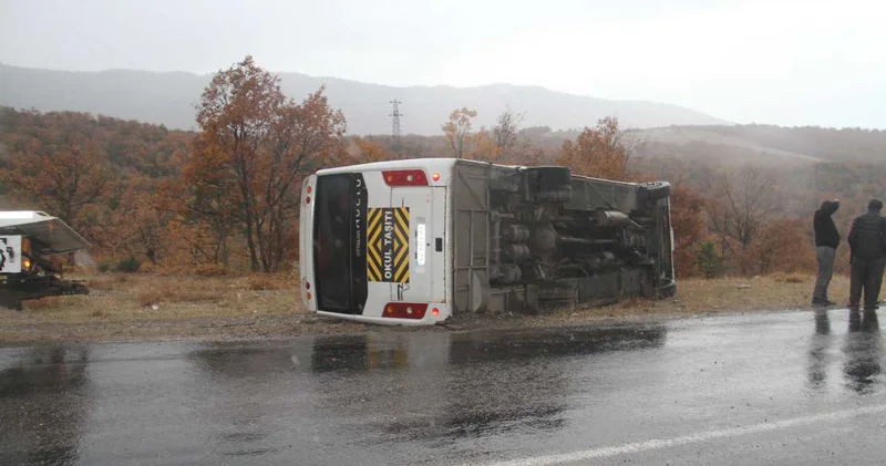 Konya da feci kaza! Öğrenci dolu servis devrildi 29 kişi hastanelik oldu
