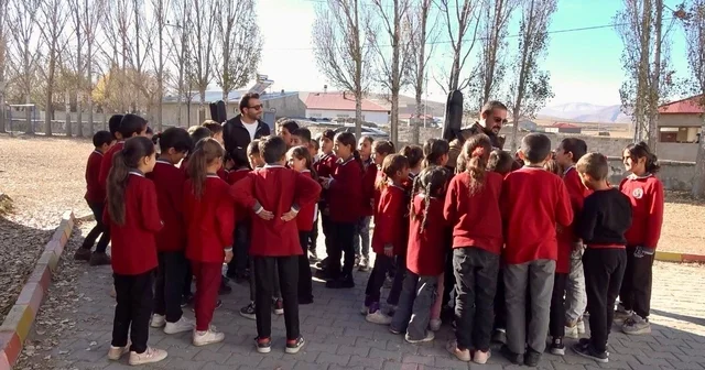 Ağrı da öğretmenler kırsal bölgelerde öğrencileri müzikle buluşturuyor Köy köy gezen öğretmenler, öğrencilere enstrümanları tanıtıyor Ardin ve Cengiz, Taşlıçay daki öğrencilere mini konser verdi Ağrı Haberleri