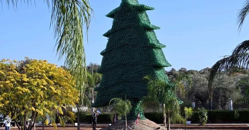 450 bin pet şişeden 10 metrelik ağaç yaptı! Guinness rekorunu kırdı Sözcü Gazetesi