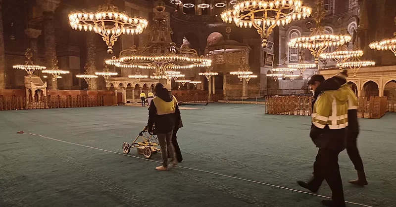 Ayasofya ya kamyon girdi iddiası: Bakanlıktan tartışmalara fotoğraflı açıklama!