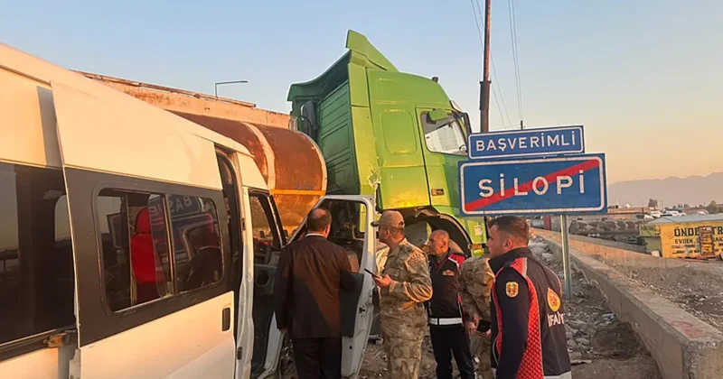 Silopi de tanker ile öğrenci servisi çarpıştı! 14 kişi yaralandı
