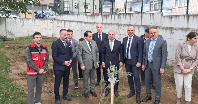Tekkeköy de okul bahçesine 50 meyve fidanı dikildi Samsun Haberleri