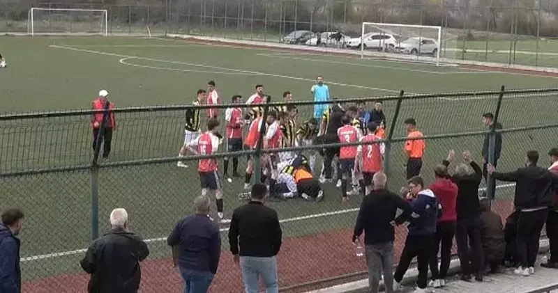 Dili boğazına kaçan futbolcuya, hakemden hayati müdahale