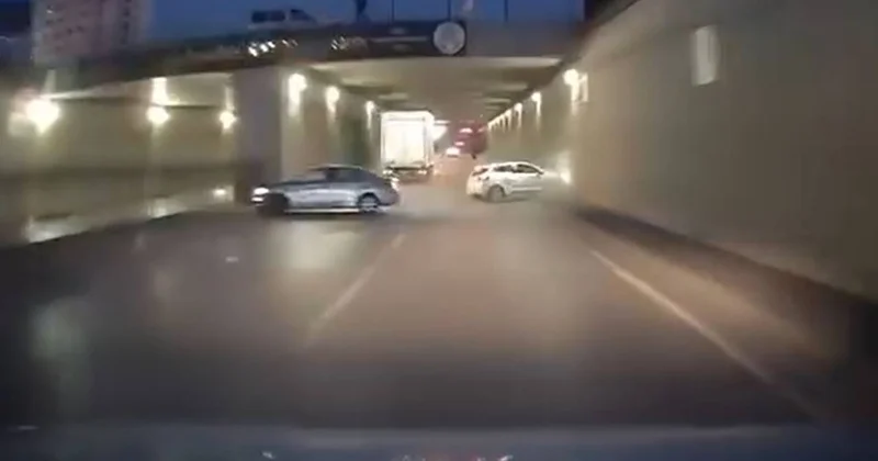 Makas atarak ilerledi kazaya davetiye çıkardı: O anlar kamerada