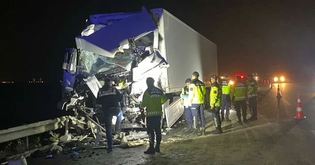 TIR, emniyet şeridinde park halindeki otobüse çarptı: 14 yaralı Adana Haberleri