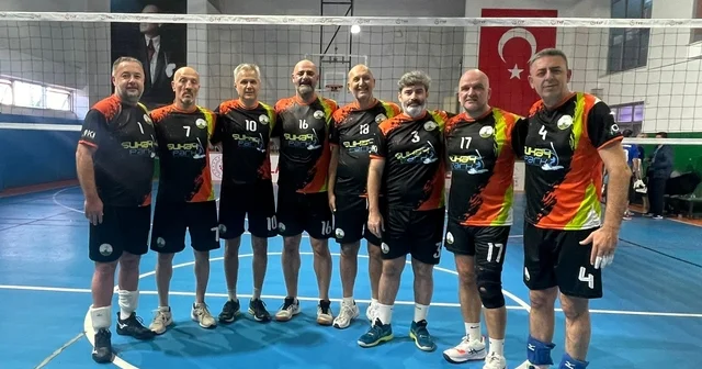 Osmangazi nin veteran voleybolcuları zirveye çıktı Bursa Haberleri