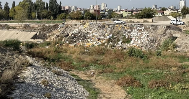 Adana da kuruyan dere moloz döküm sahasına döndü Adana Haberleri