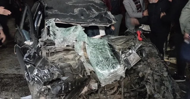 Tır dorsesine çarpan otomobil hurda yığınına döndü, sıkışan sürücü güçlükle kurtarıldı Tokat Haberleri