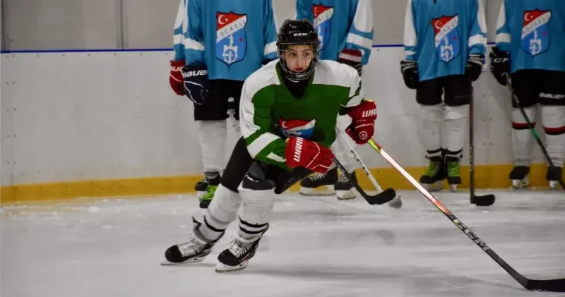 Kocaeli’nden buzların kraliçesi doğuyor: 15 yaşındaki Süveyda’nın hedefi milli takım kaptanlığı Spor Haberleri