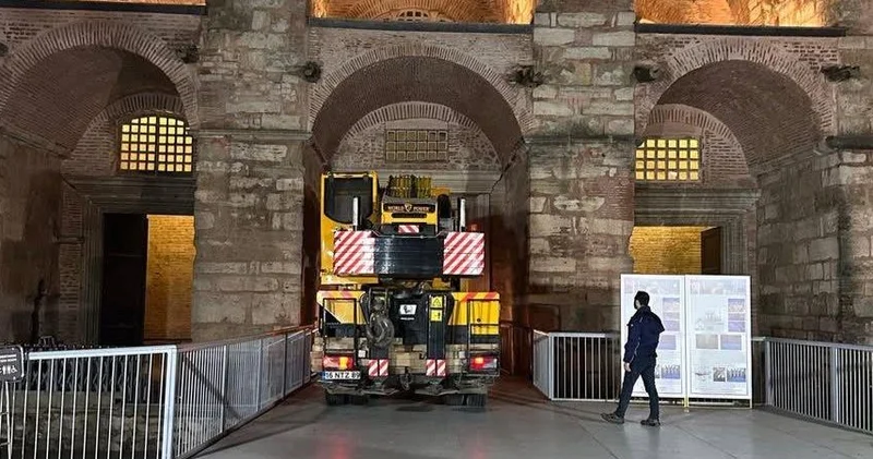 Ayasofya da restorasyon: 1500 yıllık yapıya kamyonlar sokuldu Agos