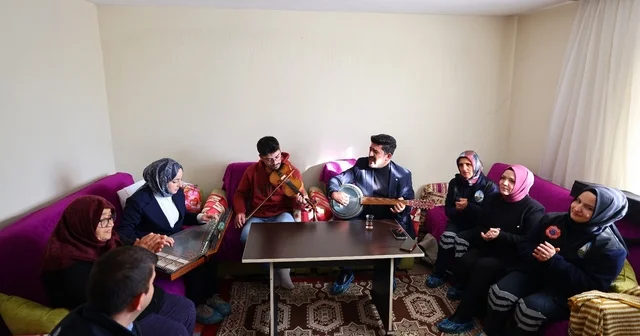 Tokat Belediyesi yaşlıların evine temizlik ve canlı müzikle misafir oldu Tokat Haberleri