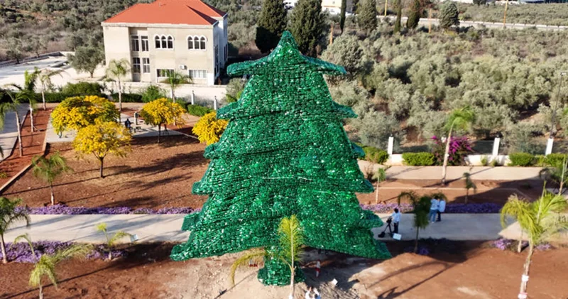 Dünyanın en büyük plastik sedir ağacıyla Guinness Rekorlar Kitabı na girdi